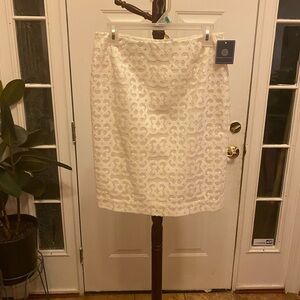 Nwt DONCASTER WHITE SKIRT SIZE 4 BUT MEASUREMENTS SAY LARGER